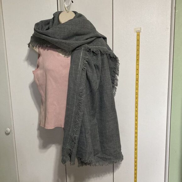 ANN TAYLOR Gray Silver Dot Embellished Fringe Scarf Shawl Wrap 35 x 78 inches - Picture 8 of 11